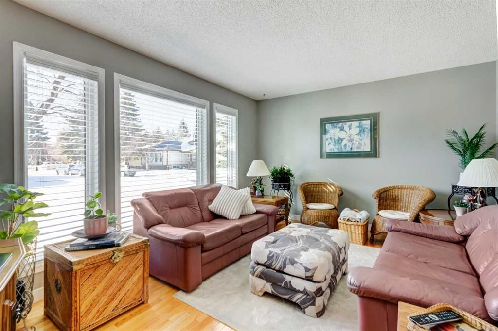 156 Cedarbrook Way SW, Calgary — photo 5 of 38