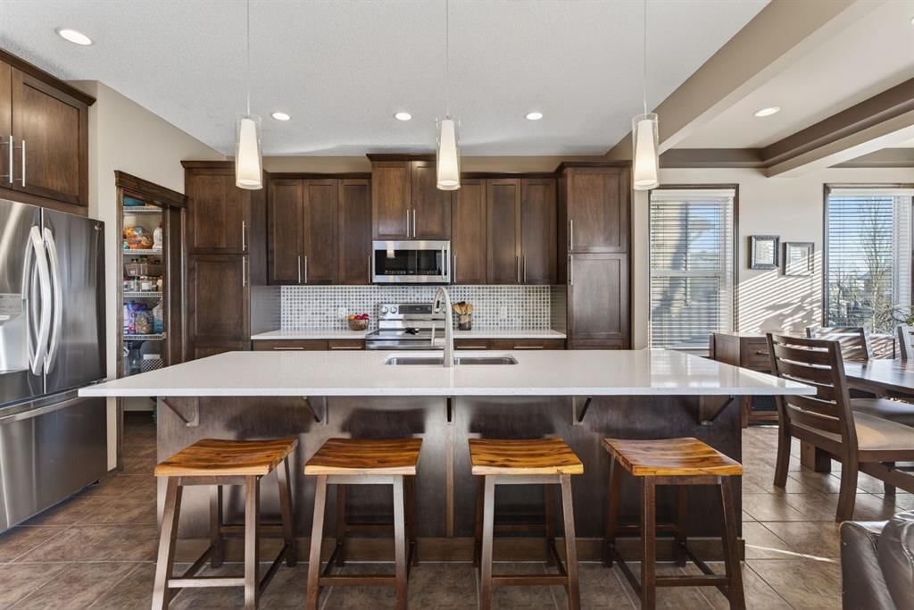3 Pantego Avenue NW, Calgary — photo 5 of 50