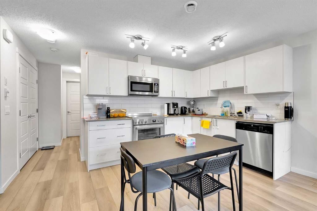 317 Cranbrook Square SE, Calgary — photo 5 of 14