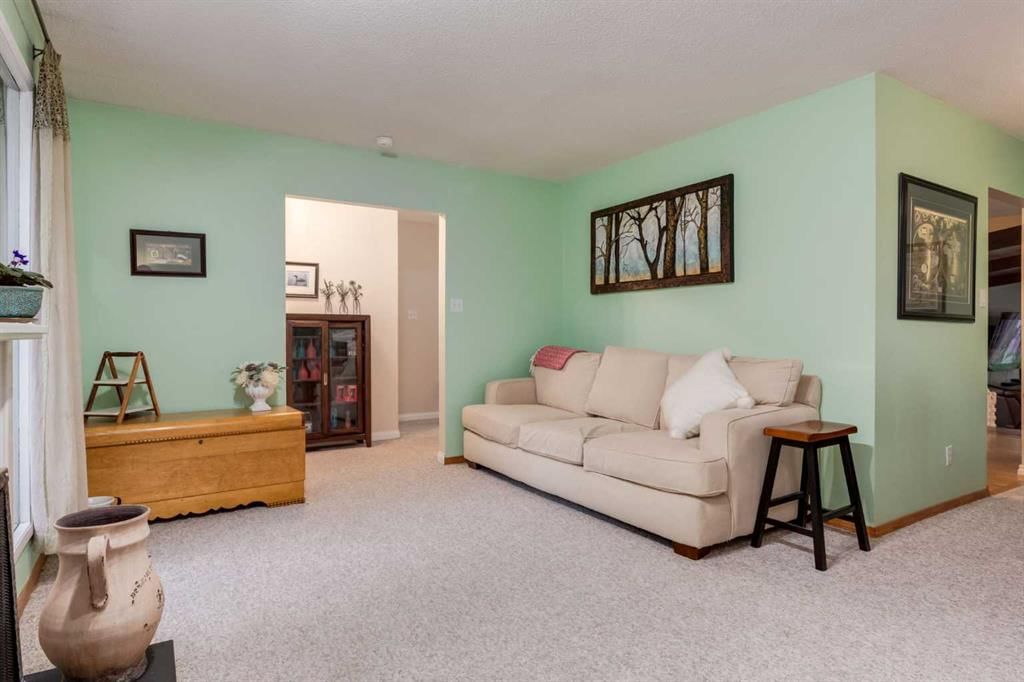 220 Oakridge Place SW, Calgary — photo 3 of 44