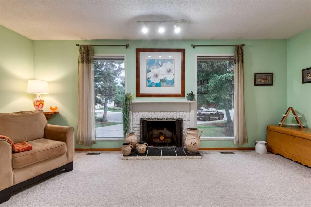 220 Oakridge Place SW, Calgary — photo 4 of 44