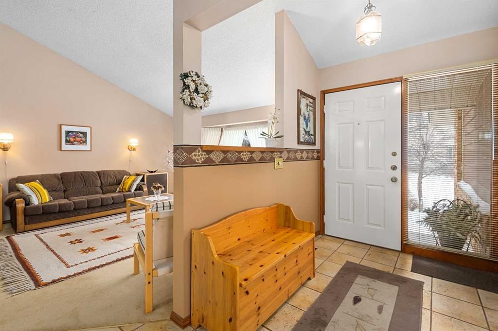124 Strathbury Circle SW, Calgary — photo 4 of 49
