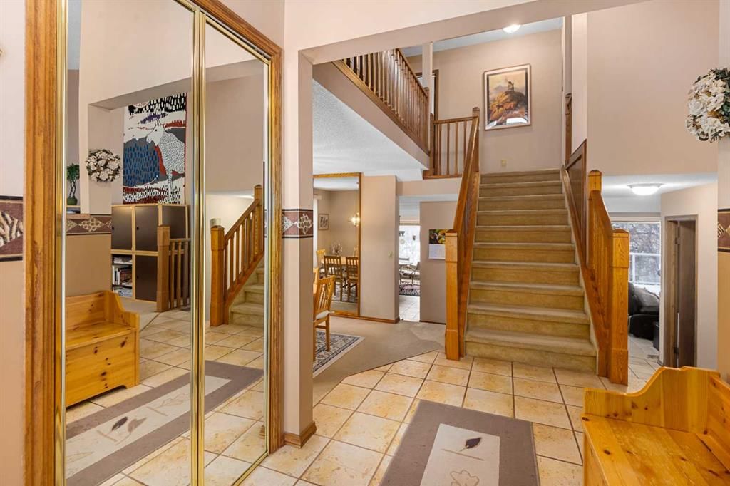 124 Strathbury Circle SW, Calgary — photo 5 of 49