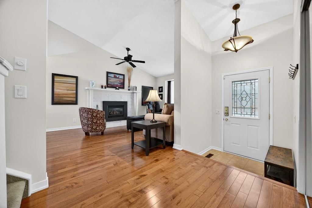 91 Hawkley Valley Road NW, Calgary — photo 4 of 50