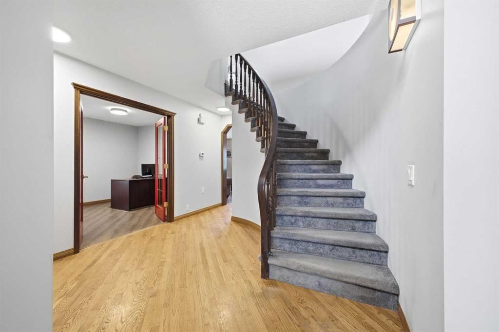 46 Sunset Way SE, Calgary — photo 5 of 47