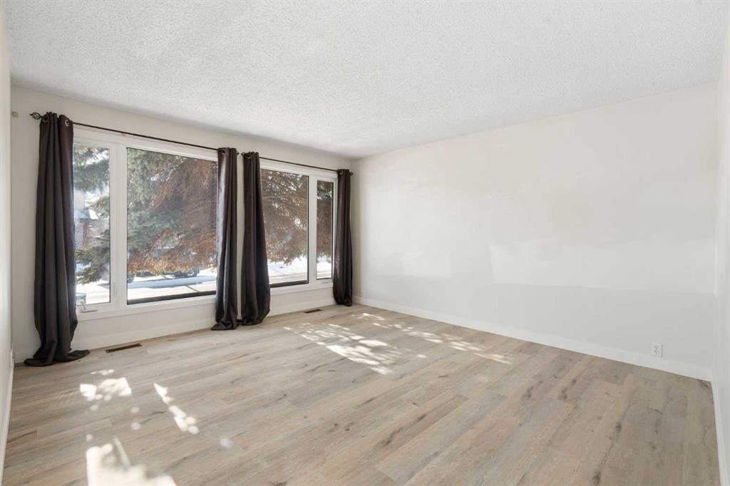35 Shawmeadows Close SW, Calgary — photo 4 of 32