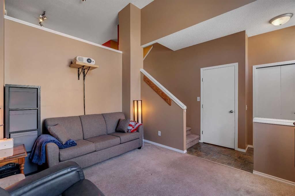 320 Elgin Gardens SE, Calgary — photo 4 of 27