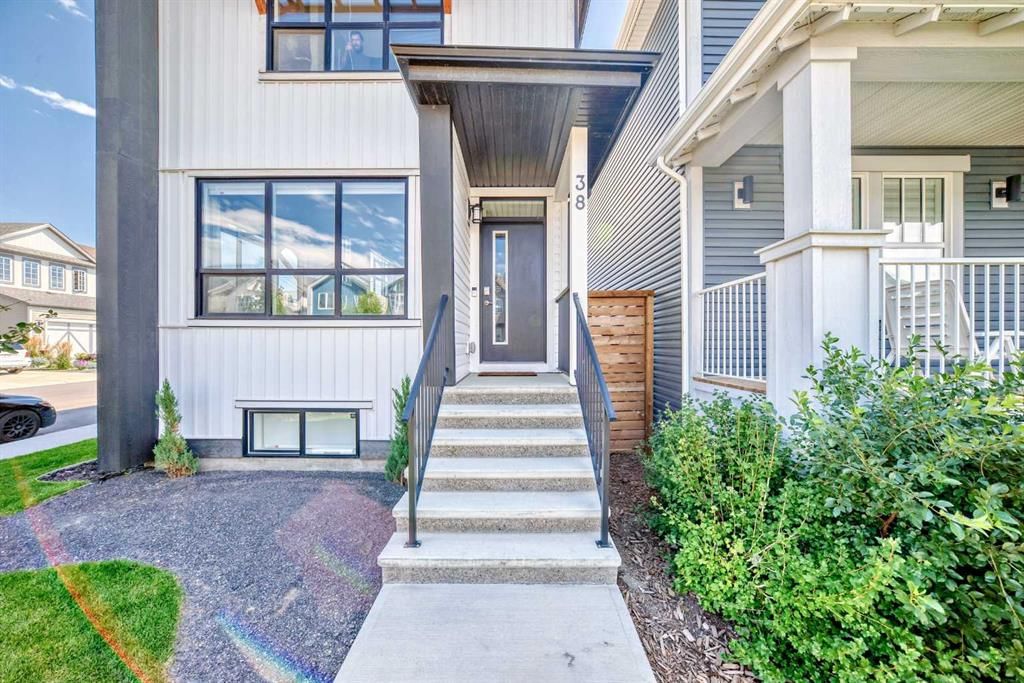 38 Lavender Road SE, Calgary — photo 3 of 46
