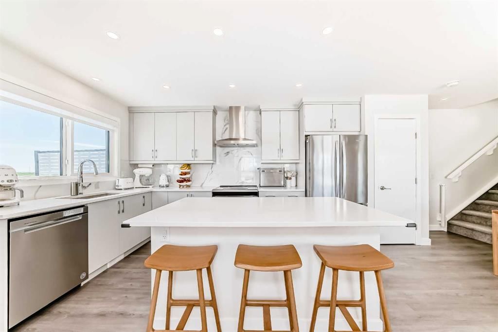 38 Lavender Road SE, Calgary — photo 4 of 46