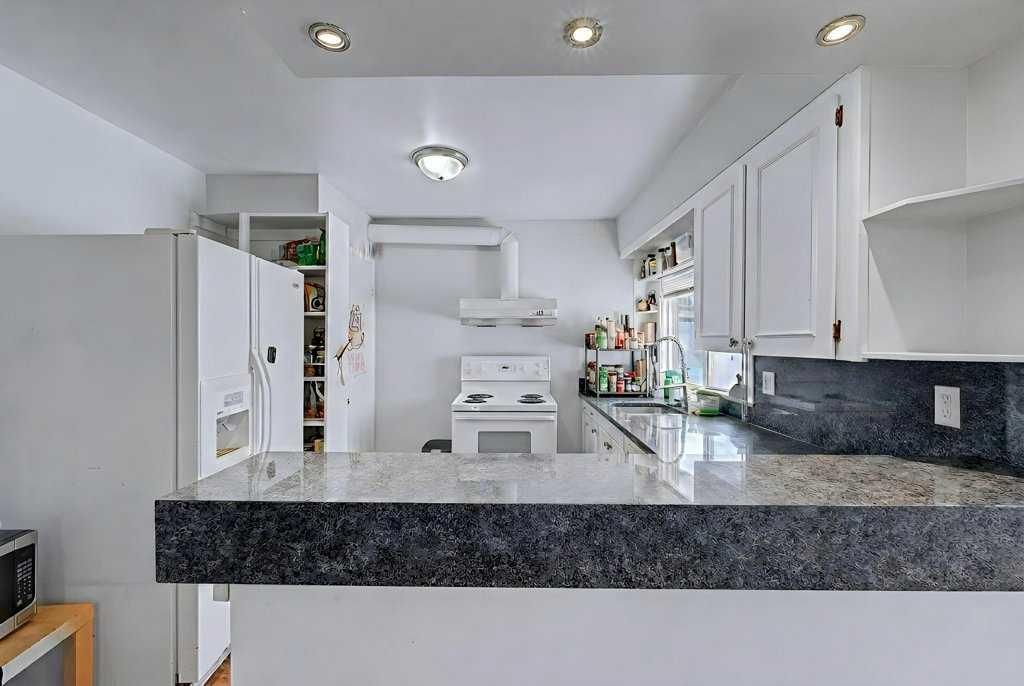 904 38 Street SW, Calgary — photo 3 of 32