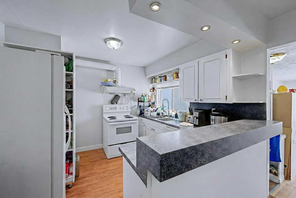 904 38 Street SW, Calgary — photo 4 of 32