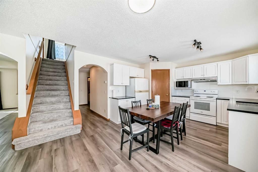 136 Citadel Crest Circle NW, Calgary — photo 4 of 36