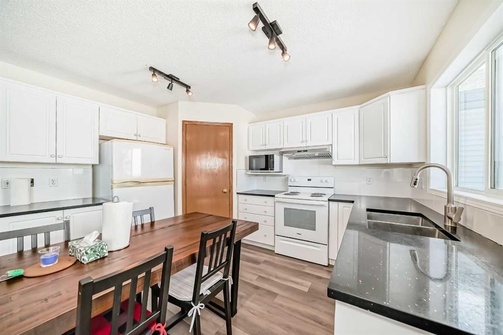 136 Citadel Crest Circle NW, Calgary — photo 5 of 36