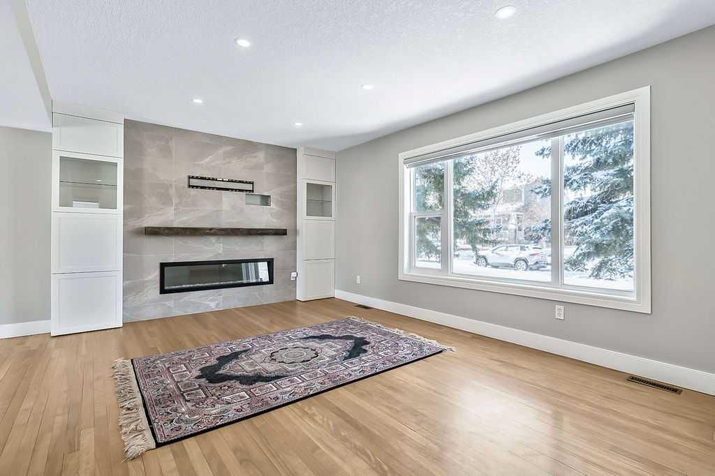 135 Amiens Crescent SW, Calgary — photo 2 of 36