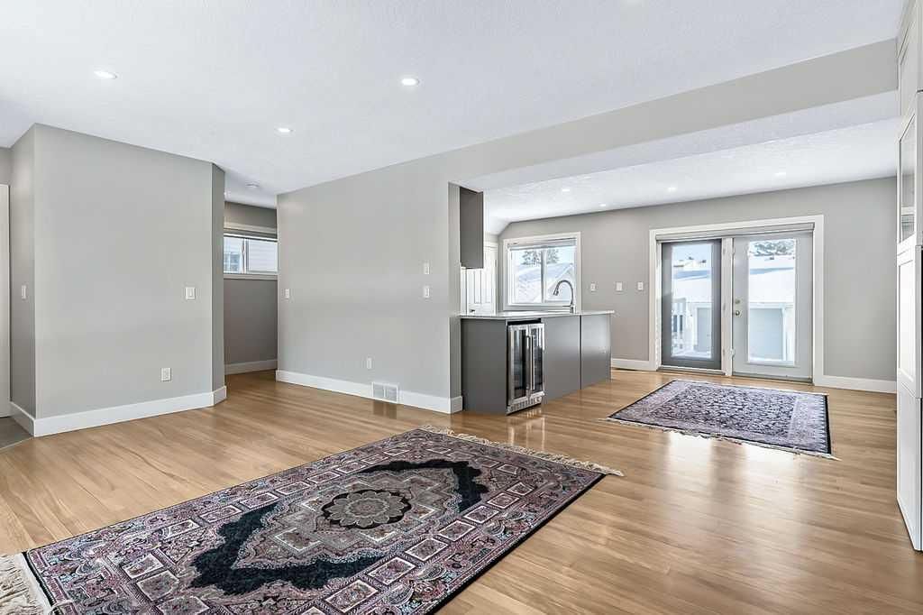 135 Amiens Crescent SW, Calgary — photo 3 of 36