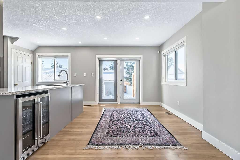 135 Amiens Crescent SW, Calgary — photo 4 of 36