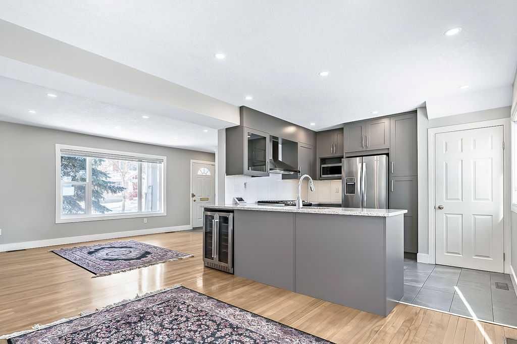 135 Amiens Crescent SW, Calgary — photo 5 of 36