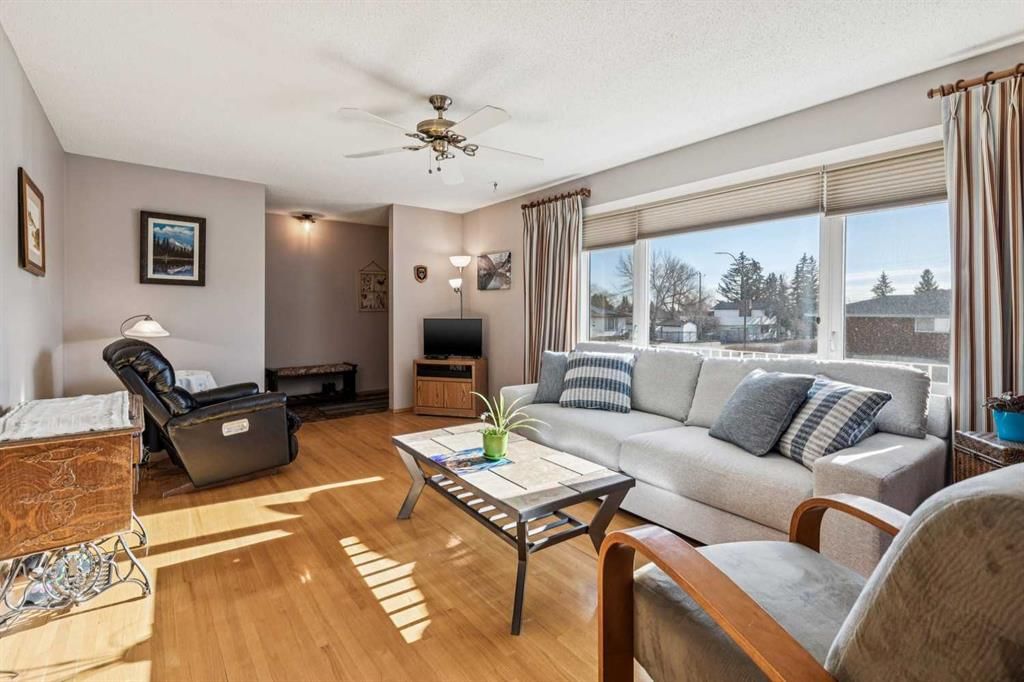 256 Huntridge Road NE, Calgary — photo 2 of 47