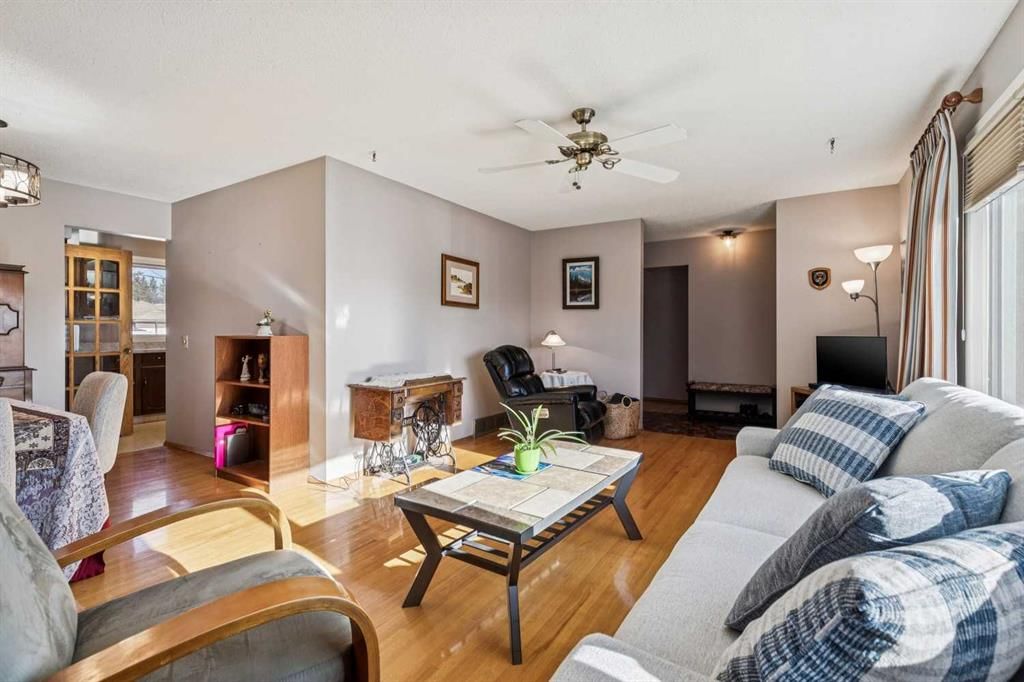 256 Huntridge Road NE, Calgary — photo 3 of 47