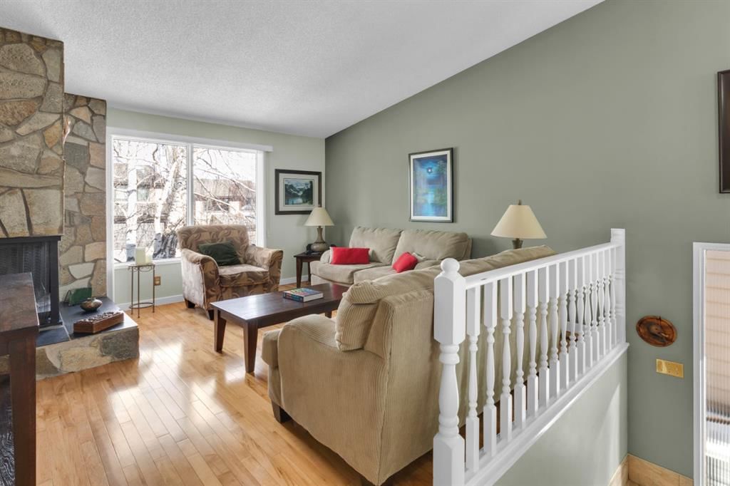 15 Coach Manor Rise SW, Calgary — photo 3 of 31