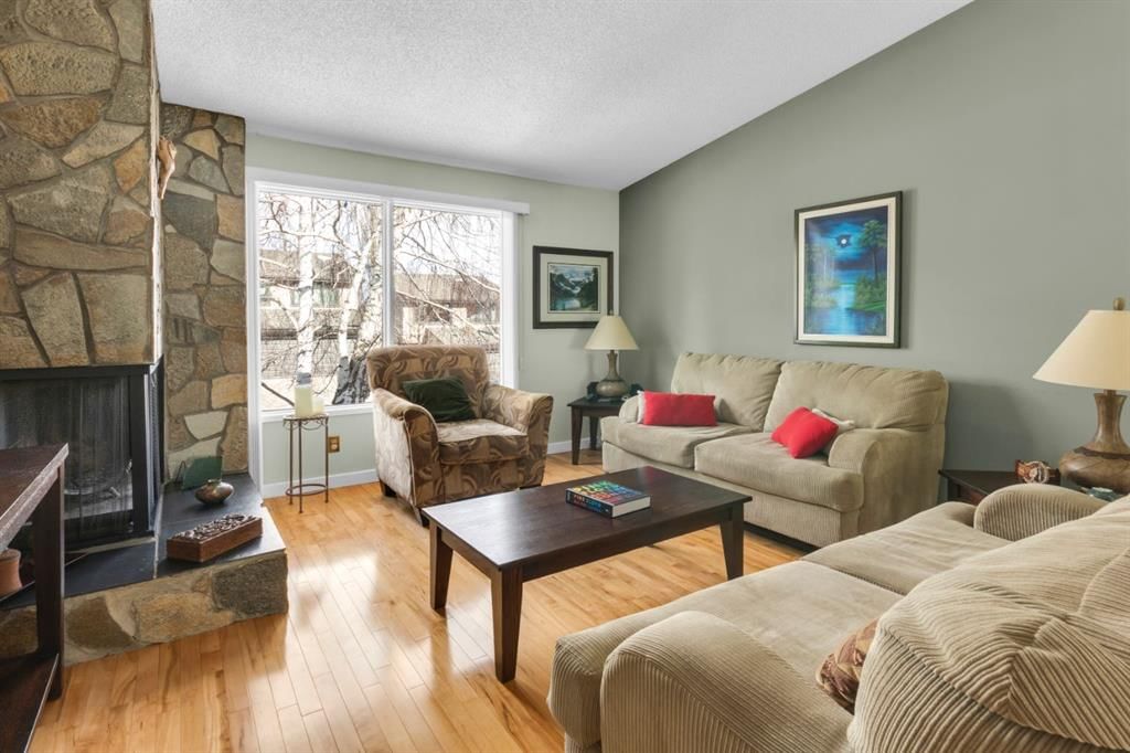 15 Coach Manor Rise SW, Calgary — photo 4 of 31