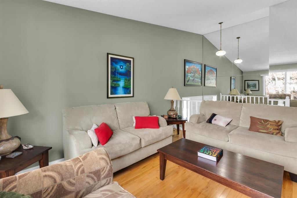 15 Coach Manor Rise SW, Calgary — photo 5 of 31