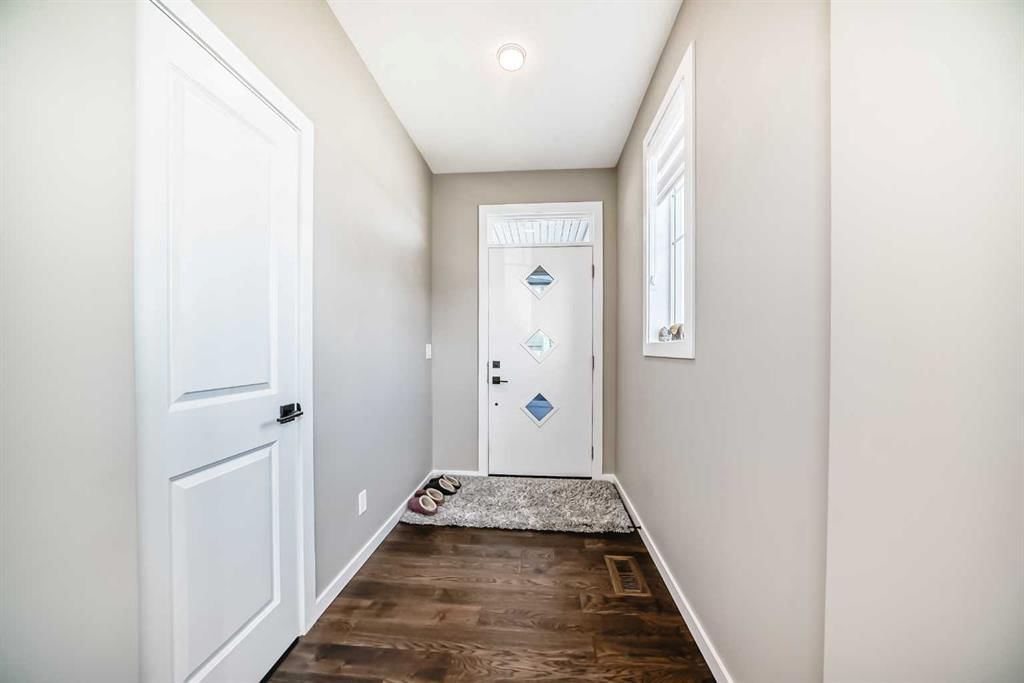 241 Lucas Avenue NW, Calgary — photo 5 of 38