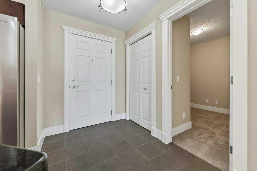 403, 500 Rocky Vista Gardens NW, Calgary — photo 3 of 28