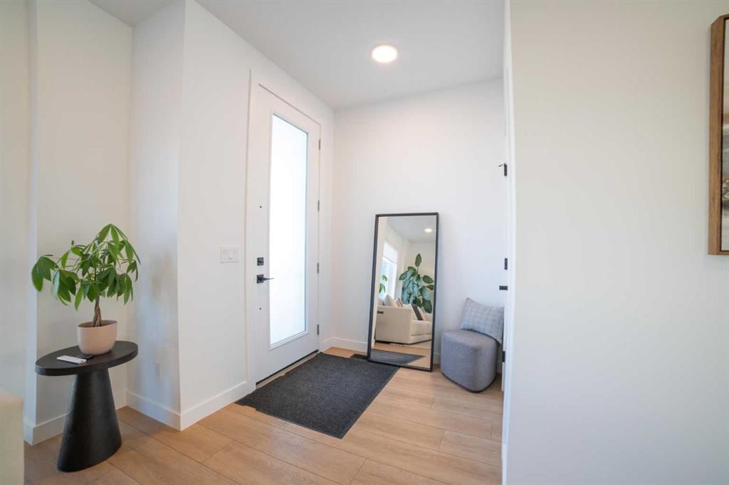 45 Treeline Avenue SW, Calgary — photo 3 of 50
