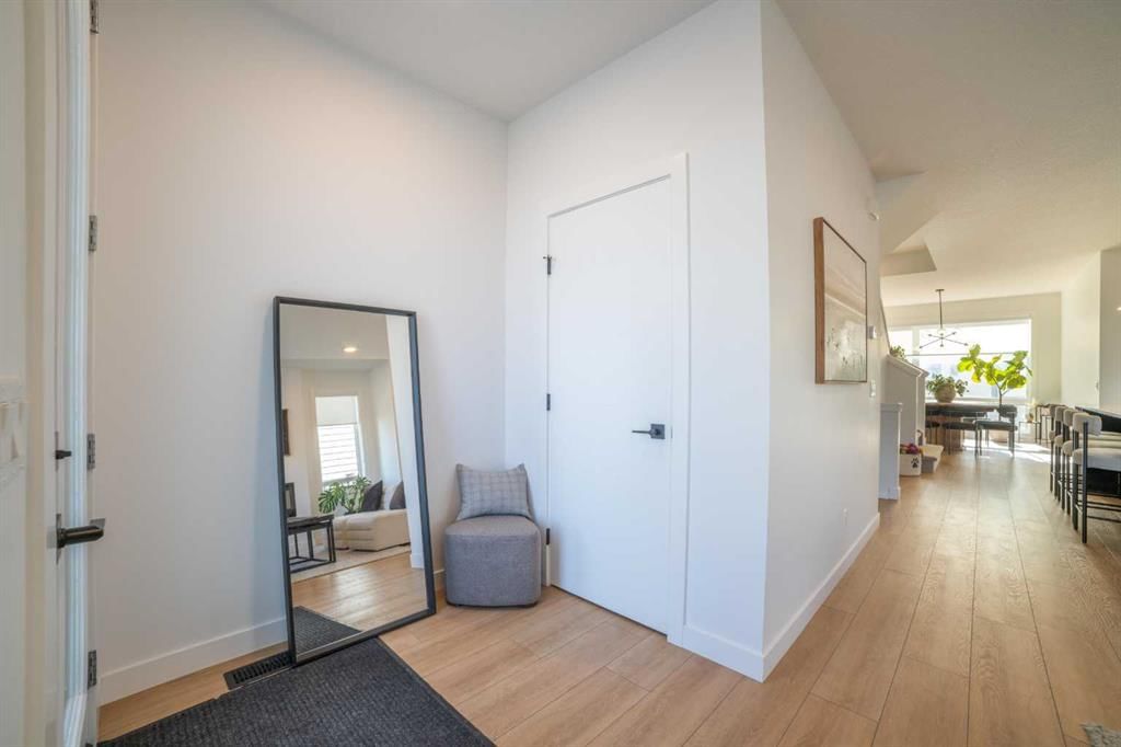45 Treeline Avenue SW, Calgary — photo 4 of 50