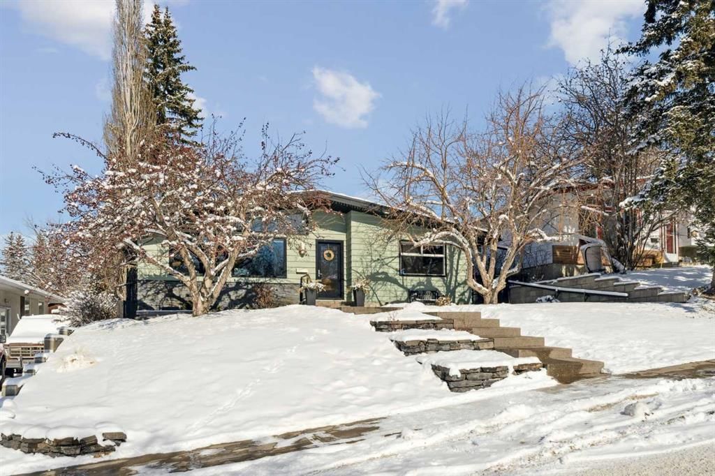 2440 Cherokee Drive NW, Calgary — photo 3 of 37
