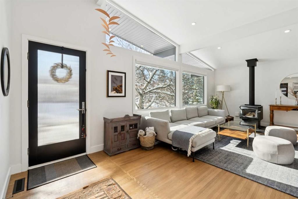 2440 Cherokee Drive NW, Calgary — photo 4 of 37