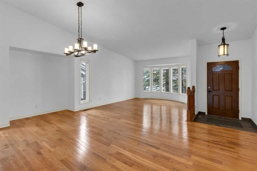 812 Shawnee Drive SW, Calgary — photo 2 of 50
