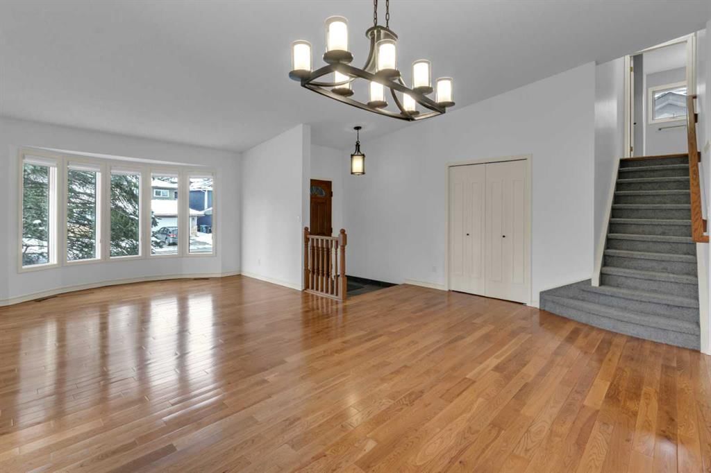 812 Shawnee Drive SW, Calgary — photo 4 of 50