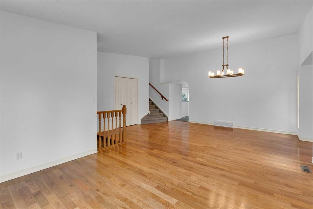 812 Shawnee Drive SW, Calgary — photo 5 of 50