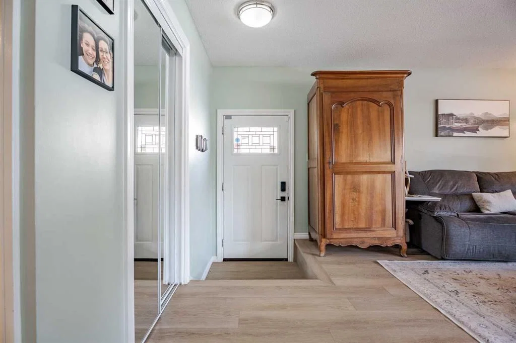 4803 Brockington Road NW, Calgary — photo 2 of 40
