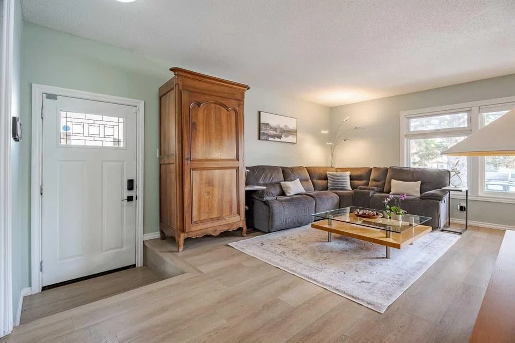 4803 Brockington Road NW, Calgary — photo 3 of 40
