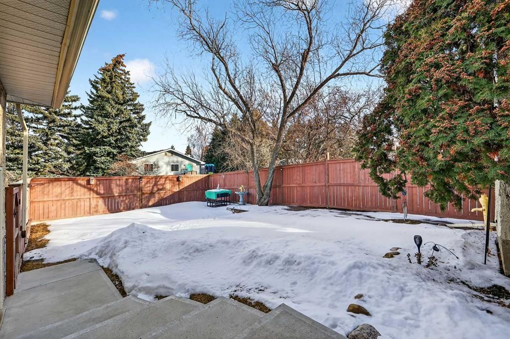 102 Canterbury Place SW, Calgary — photo 2 of 50