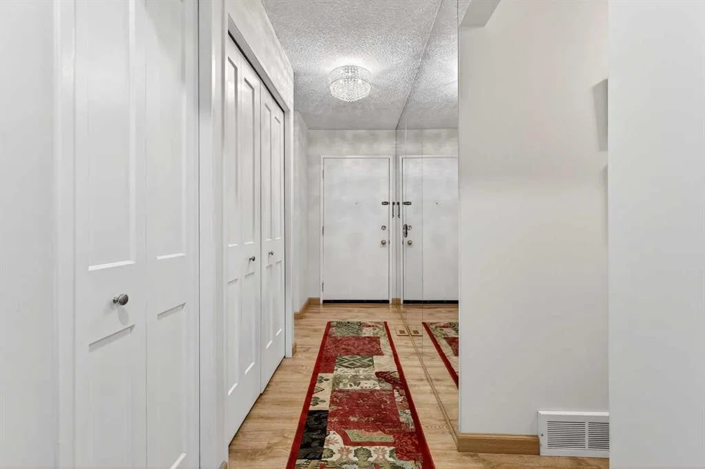 102 Canterbury Place SW, Calgary — photo 3 of 50