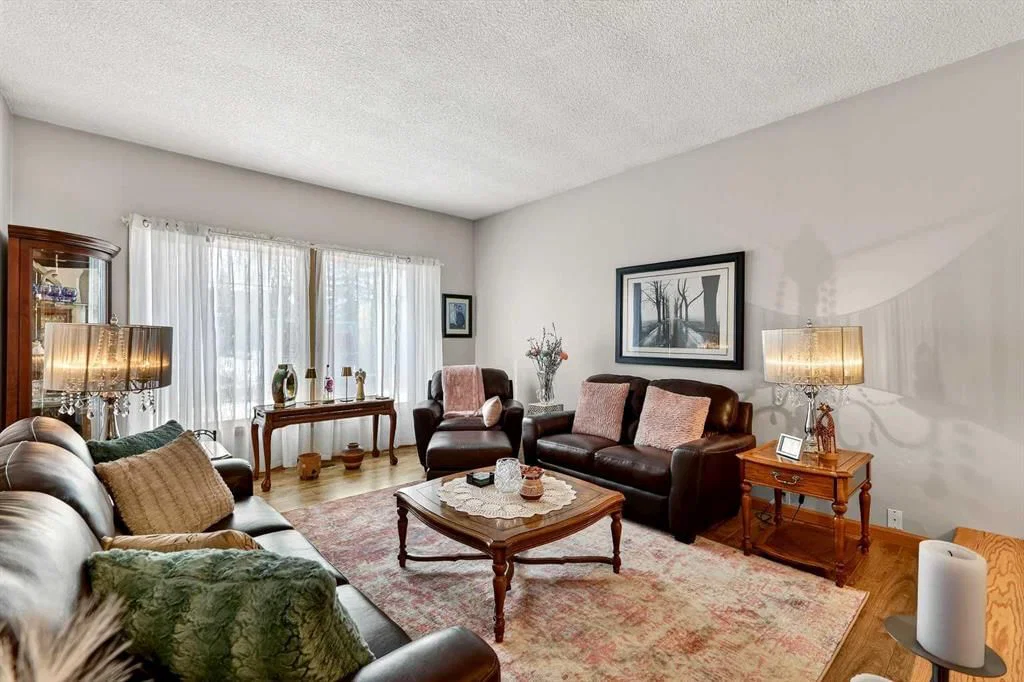 102 Canterbury Place SW, Calgary — photo 5 of 50