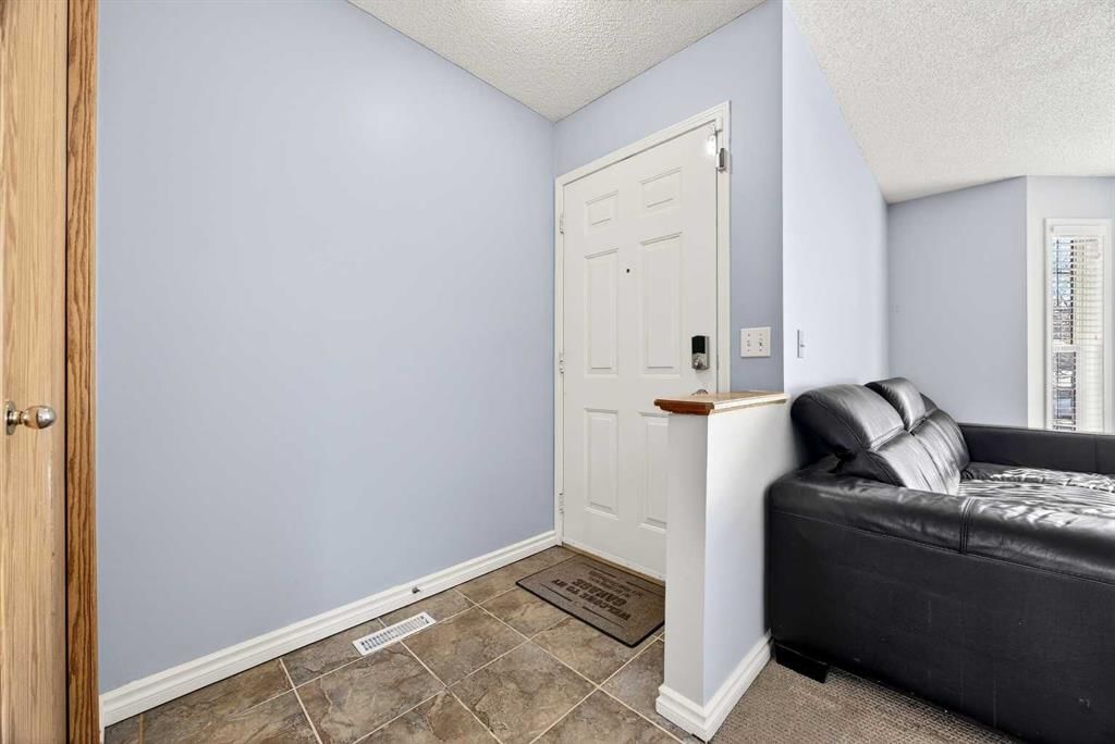 10884 Hidden Valley Drive NW, Calgary — photo 2 of 43