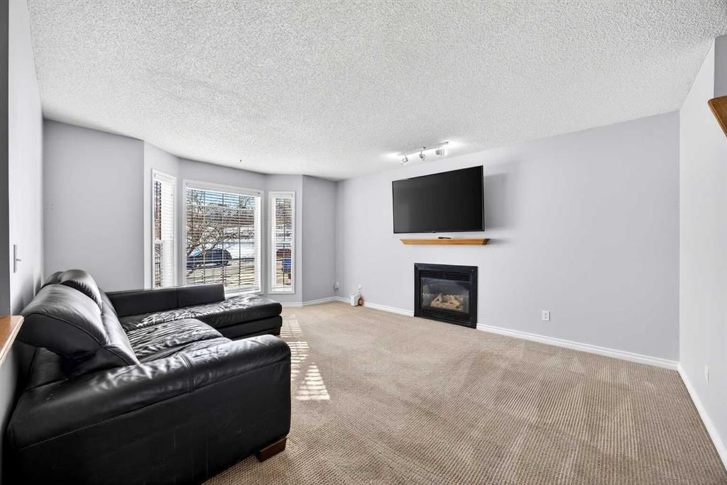 10884 Hidden Valley Drive NW, Calgary — photo 3 of 43