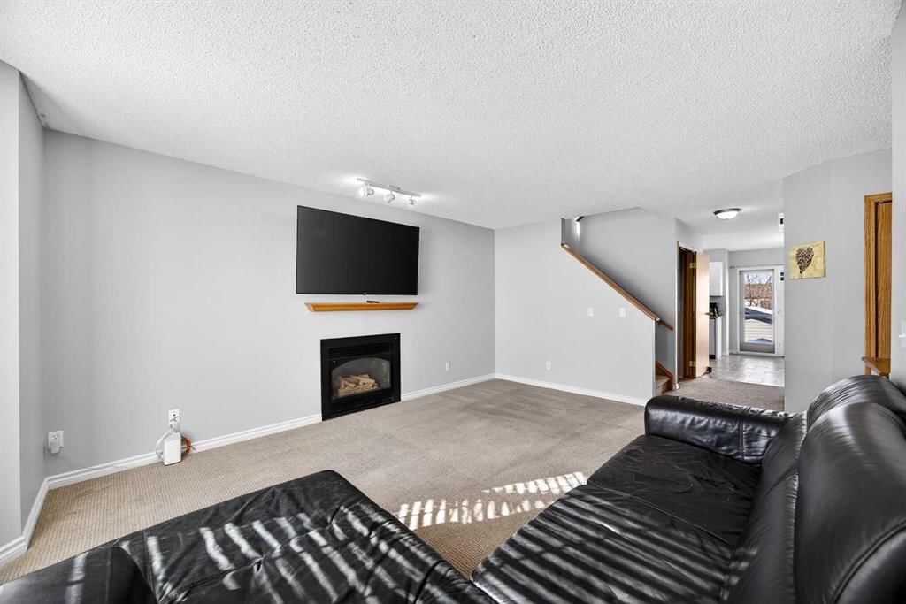 10884 Hidden Valley Drive NW, Calgary — photo 5 of 43