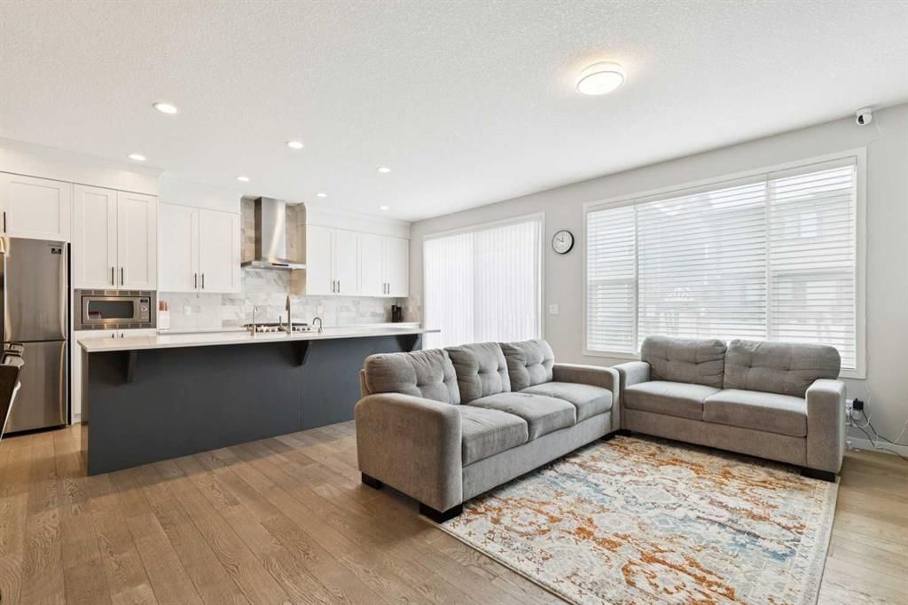 7262 11 Avenue SW, Calgary — photo 3 of 43