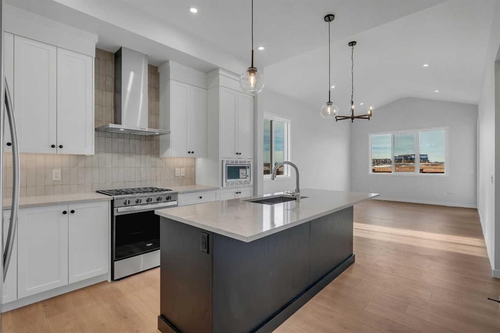 63 Bartlett Crescent SE, Calgary — photo 5 of 35