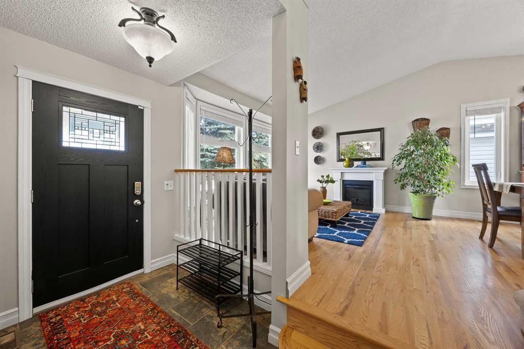 98 Sunvista Close SE, Calgary — photo 3 of 50