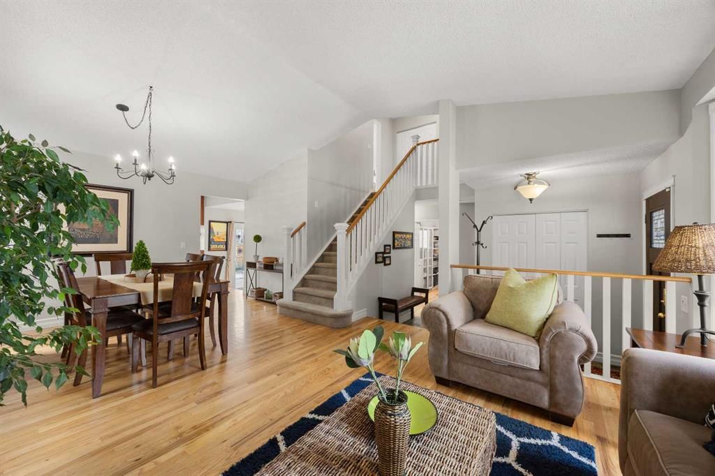 98 Sunvista Close SE, Calgary — photo 4 of 50