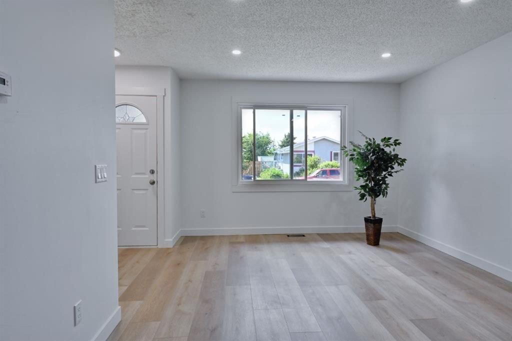 1503 Maitland Drive NE, Calgary — photo 5 of 30