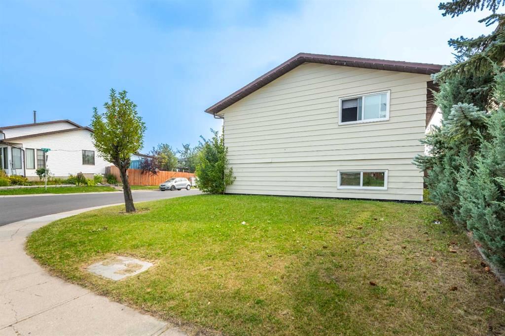 100 Whitehaven Road NE, Calgary — photo 2 of 2