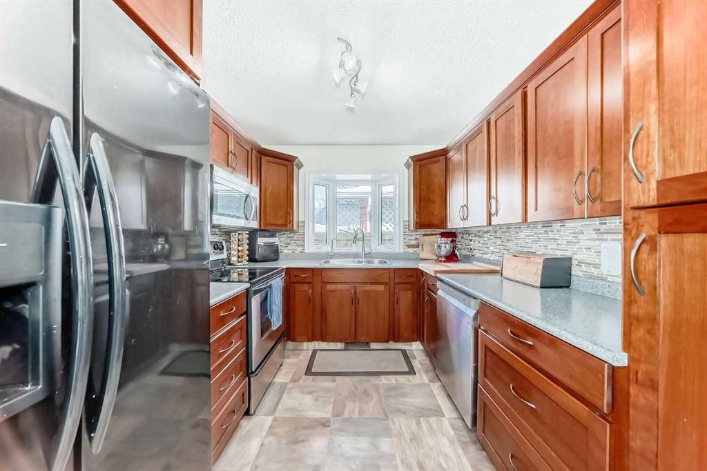 48 Midglen Way SE, Calgary — photo 2 of 48